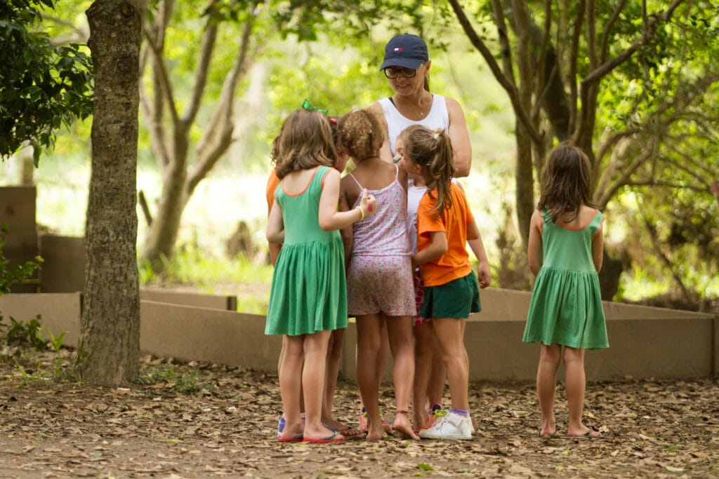 Crianças abraçadas no bosque da escola