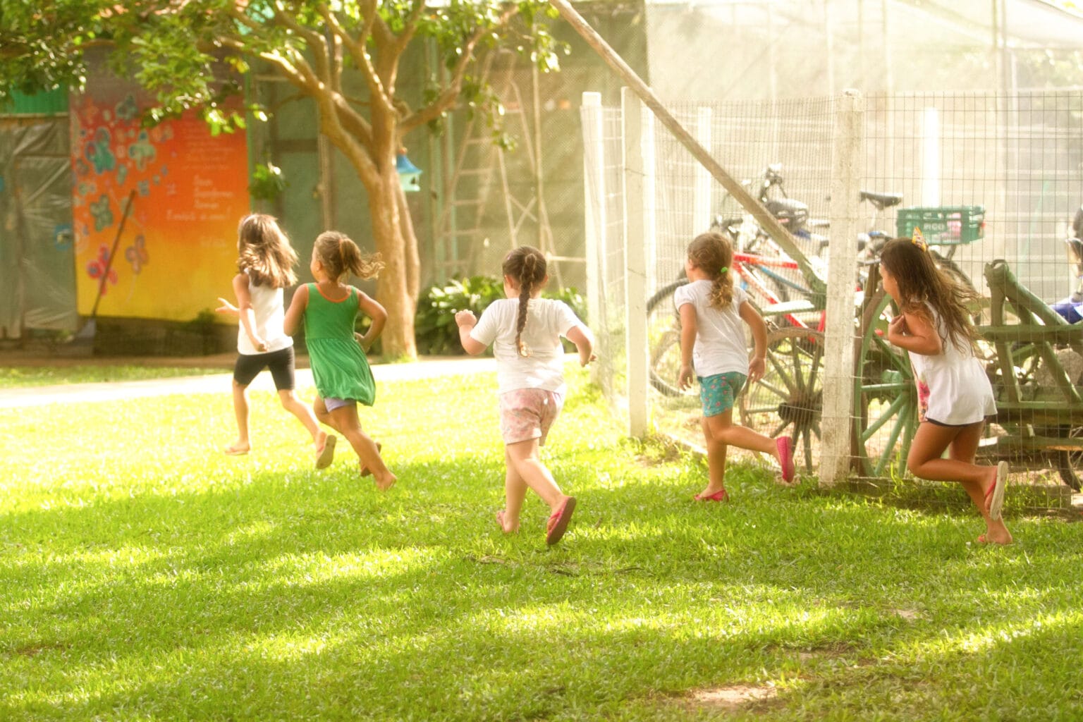 Crianças correndo no gramado da Escola dos Sonhos
